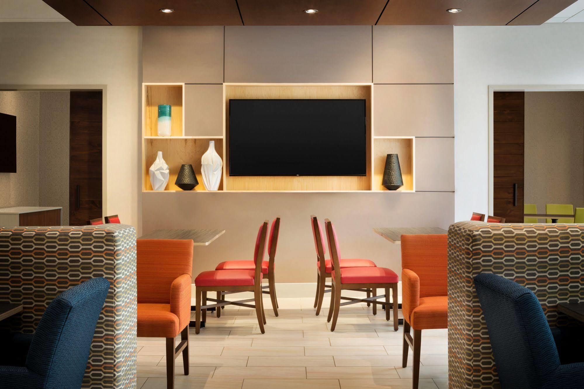 Holiday Inn Express & Suites - Columbus Airport East By Ihg Εξωτερικό φωτογραφία