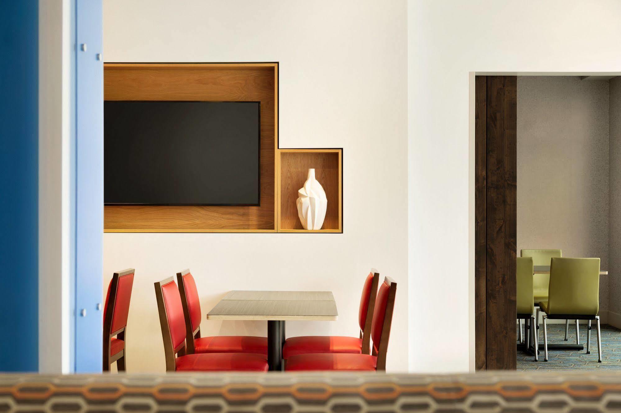 Holiday Inn Express & Suites - Columbus Airport East By Ihg Εξωτερικό φωτογραφία